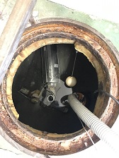 受水槽内の旧ポンプと緊急排水用ポンプ
