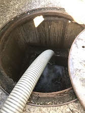 溜まった水を緊急用ポンプで排水中
