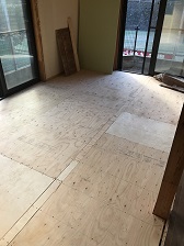 床暖房取り付け前の床板