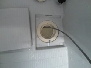 浴室の排水口から高圧洗浄のホースを挿入